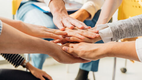 Hände fassen zusammen