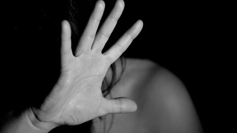 Gewalt in Partnerschaften im Jahr 2020 Frau hält schützend Hand hoch