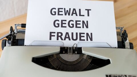 Schreibmaschine mit Blatt und Aufschrift Gewalt gegen Frauen