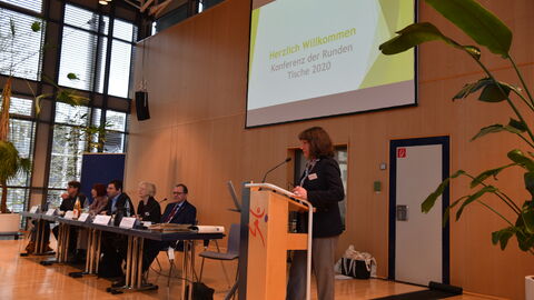 Begrüßung Cornelia Schonhardt, Leiterin der Landeskoordinierungsstelle gegen häusliche Gewalt Begrüßung Cornelia Schonhardt, Leiterin der Landeskoordinierungsstelle gegen häusliche Gewalt