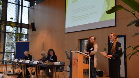 Präsentation Julia Steinert, Interventionsstelle Frauenhaus Wetzlar und Diana Seelhof, Polizeidirektion Lahn-Dill Präsentation Julia Steinert, Interventionsstelle Frauenhaus Wetzlar und Diana Seelhof, Polizeidirektion Lahn-Dill