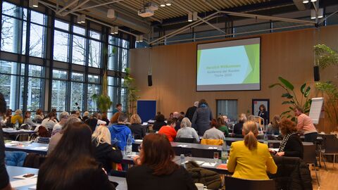 Konferenzraum mit Teilnehmern