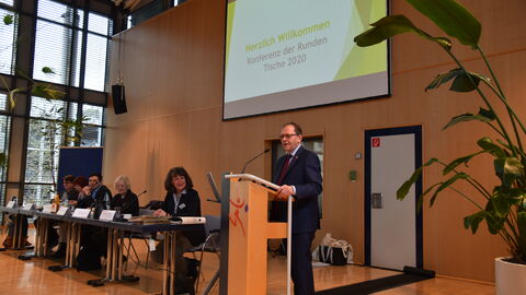 Staatssekretär Metz steht am Rednerpult