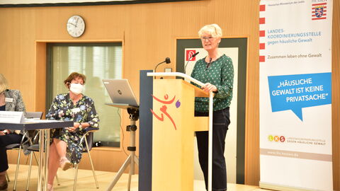 Beitrag von Frau Prof. Dr. Sabine Stövesand, HAW Hamburg Beitrag von Frau Prof. Dr. Sabine Stövesand, HAW Hamburg
