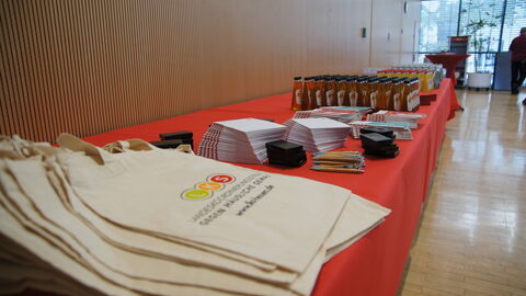 Tisch mit Taschen und Getränken