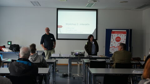 Schulungsteilnehmer vor Präsentation