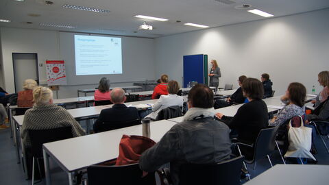 Schulungsteilnehmer vor Präsentation