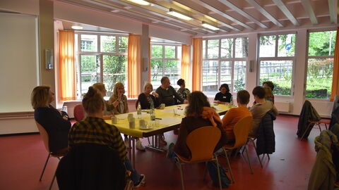 Diskussionsrunde im World-Café an verschiedenen Thementischen Diskussionsrunde im World-Café an verschiedenen Thementischen