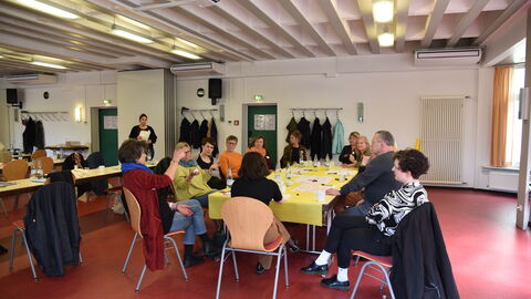Diskussionsrunde im World-Café an verschiedenen Thementischen Diskussionsrunde im World-Café an verschiedenen Thementischen