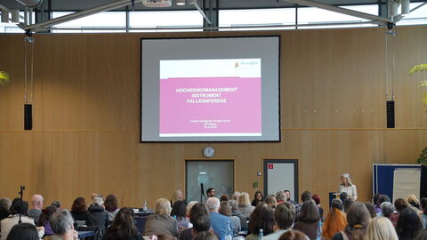 Vortrag von Barbara Emrich, Polizeidirektion Landau und Roland Hertel, Interventionszentrum gegen Häusliche Gewalt Südpfalz